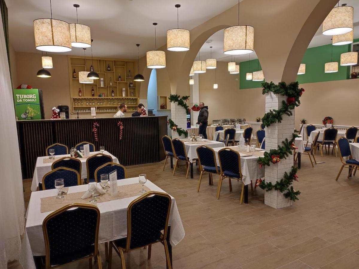 Hotel Iri Buşteni Exteriör bild