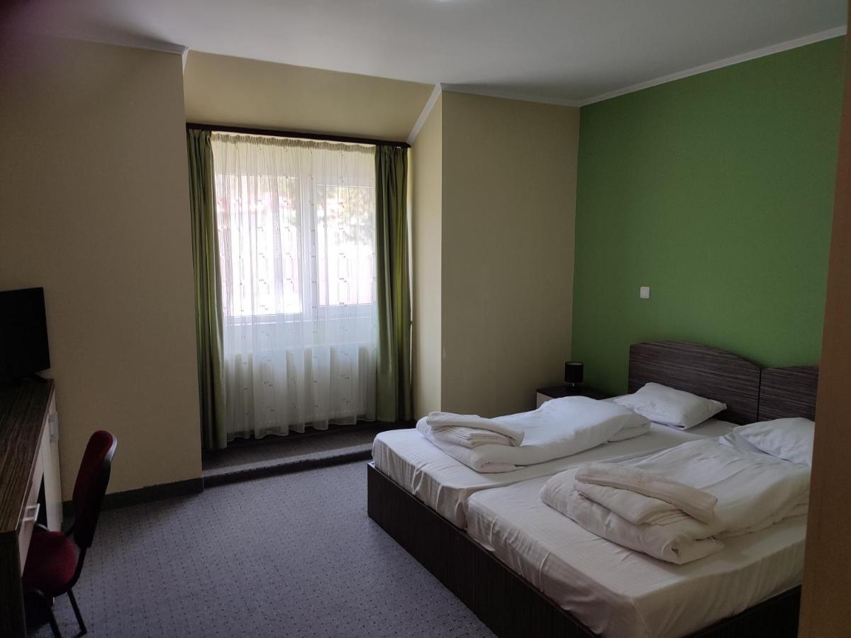 Hotel Iri Buşteni Exteriör bild